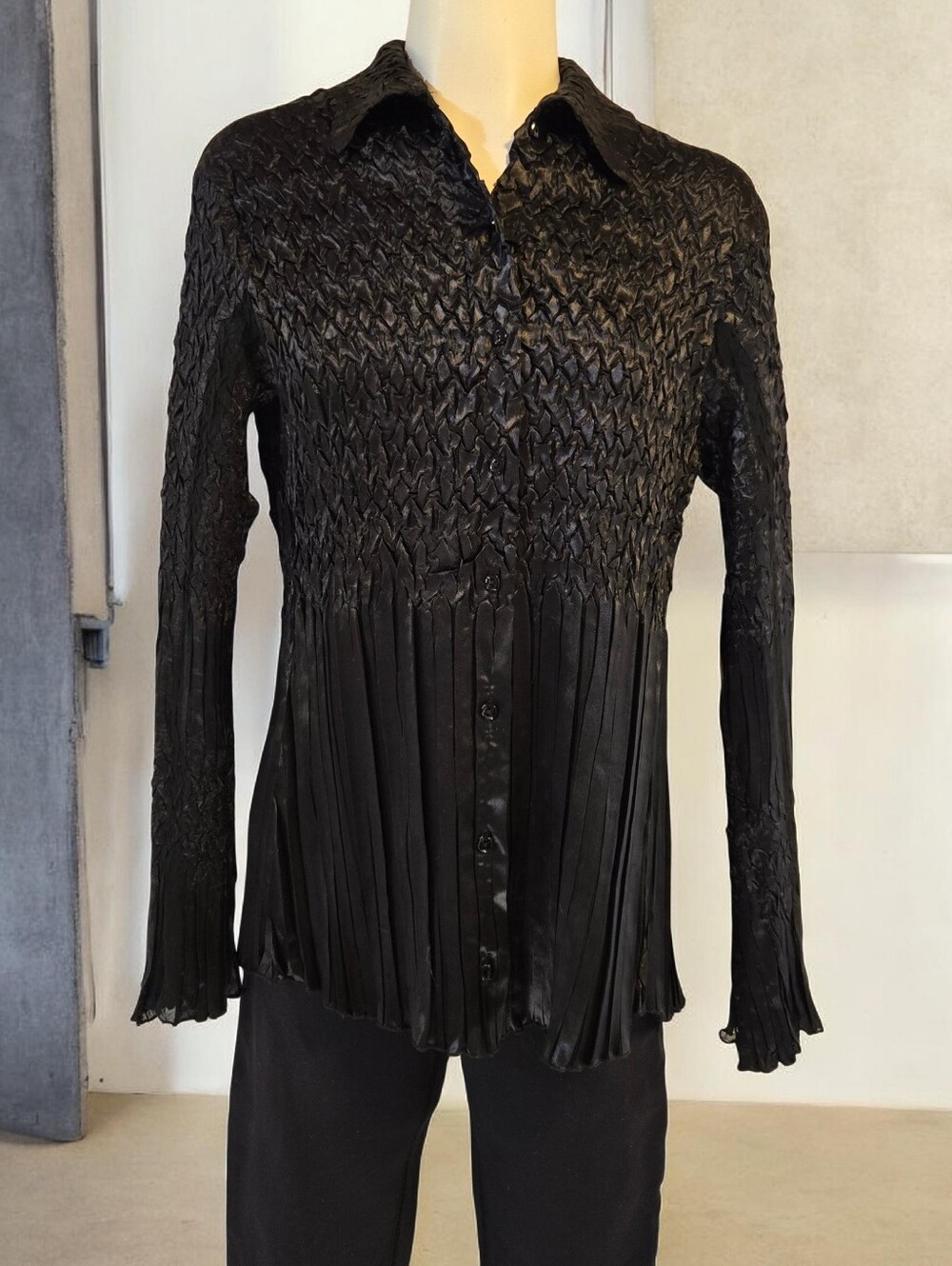 🖤 Komarov Black Crinkle Pleated Button Front Blouse Size Medium 🖤